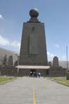 quito monumento mittad del mundo 